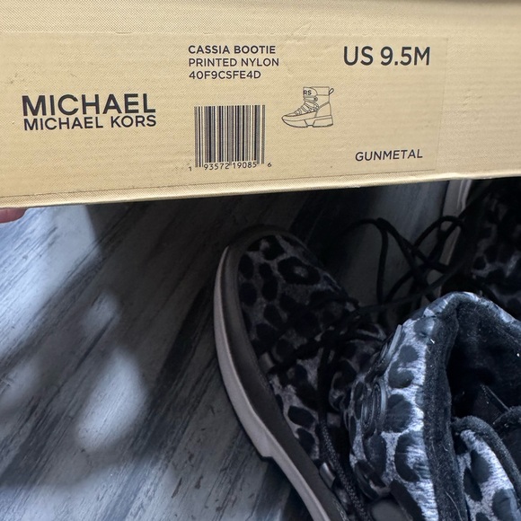 Michael Kors Cassia Black and Gray Cheetah Print Ankle Booties Size 9.5 - Picture 2 of 16